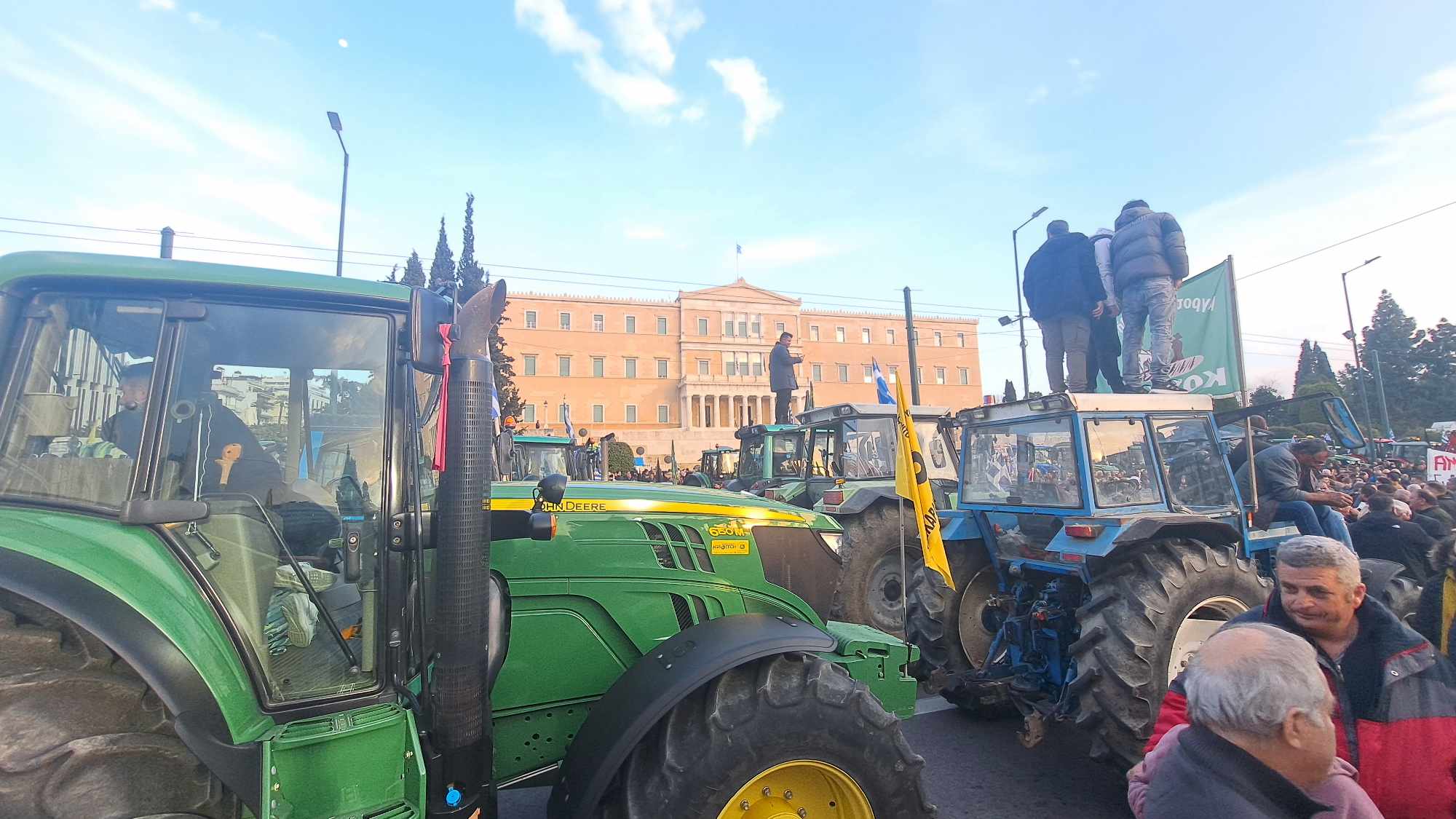 Κατέκλυσαν το κέντρο της Αθήνας οι αγρότες με τρακτέρ