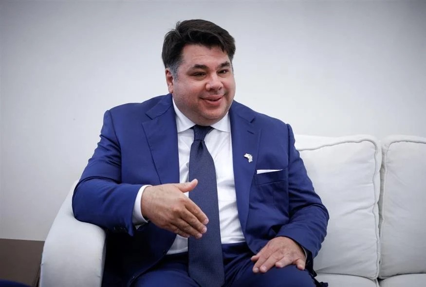 «Δεν παίζεται» ο Τζώρτζ Τσούνης - Ο Αμερικανός πρέσβης άλλαξε τη σειρά και μίλησε πρώτος κατά την κοπή της πίτας του Ελληνο-Αμερικανικού Επιμελητηρίου για να προλάβει να πάει στην Μαρινέλλα!!!