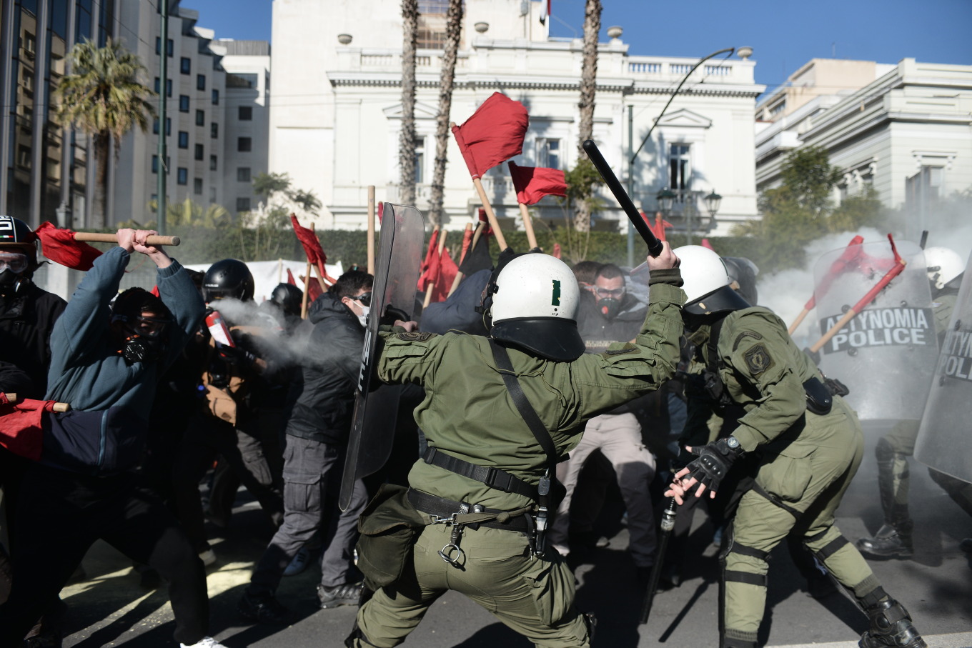 Ξύλο και δακρυγόνα στο πανεκπαιδευτικό συλλαλητήριο της Αθήνας (ΦΩΤΟ-ΒΙΝΤΕΟ)