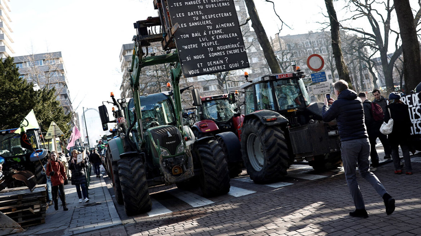 Τεταμένο το κλίμα στις Βρυξέλλες - Οργισμένοι οι αγρότες με αβγά, μάνικες και φωτιές (ΒΙΝΤΕΟ)