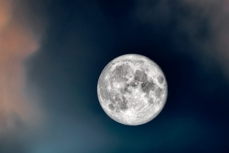 Κινδυνεύει το φεγγάρι; - Τι ανησυχεί τους επιστήμονες