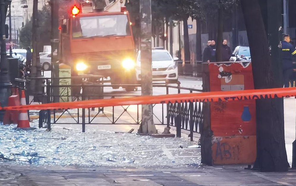Έκρηξη έξω από το υπουργείο Εργασίας - Την ευθύνη αναλαμβάνει η οργάνωση «Επαναστατική Ταξική Αυτοάμυνα» - (2) Έκρηξη έξω από το υπουργείο Εργασίας - Την ευθύνη αναλαμβάνει η οργάνωση «Επαναστατική Ταξική Αυτοάμυνα»