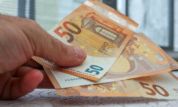 Πλαστά χαρτονομίσματα: Τα 50ευρα προτιμούν οι παραχαράκτες – Τρεις τρόποι για να τα ξεχωρίζετε
