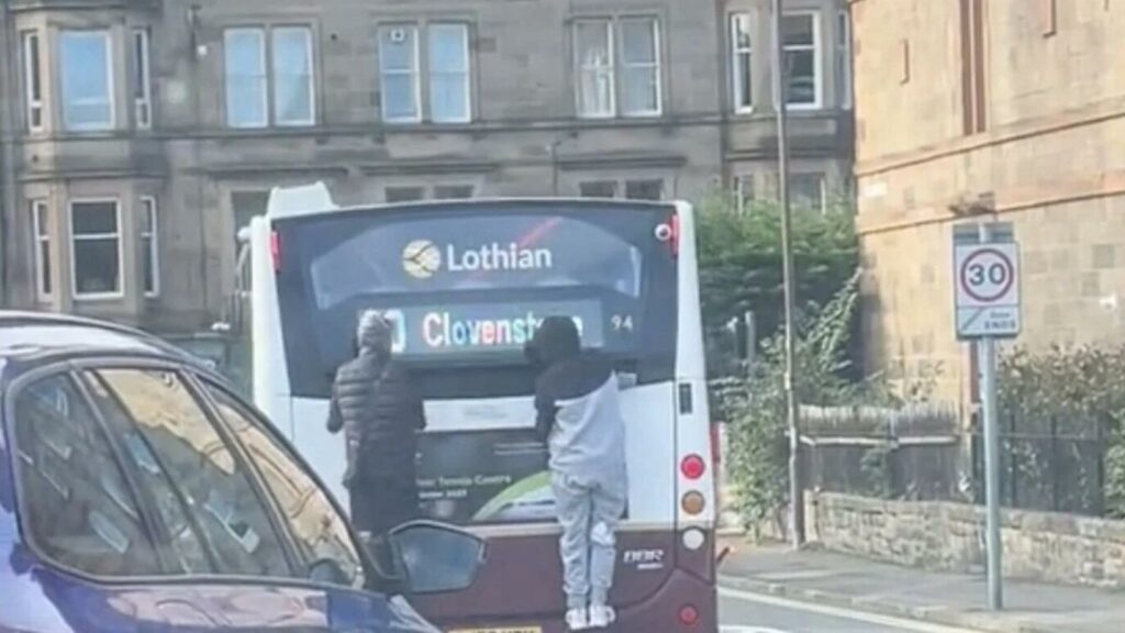 Bus surfing: Το επικίνδυνο challenge των νέων που κατακλύζει το TikTok