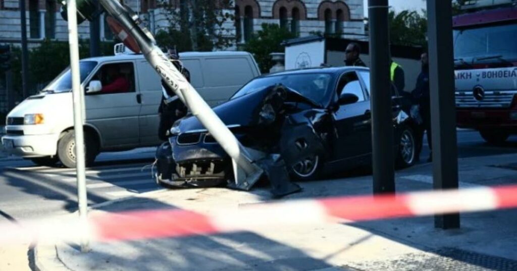 Τροχαίο στην Πανεπιστήμιου: Λύγισε φανάρι από την σύγκρουση