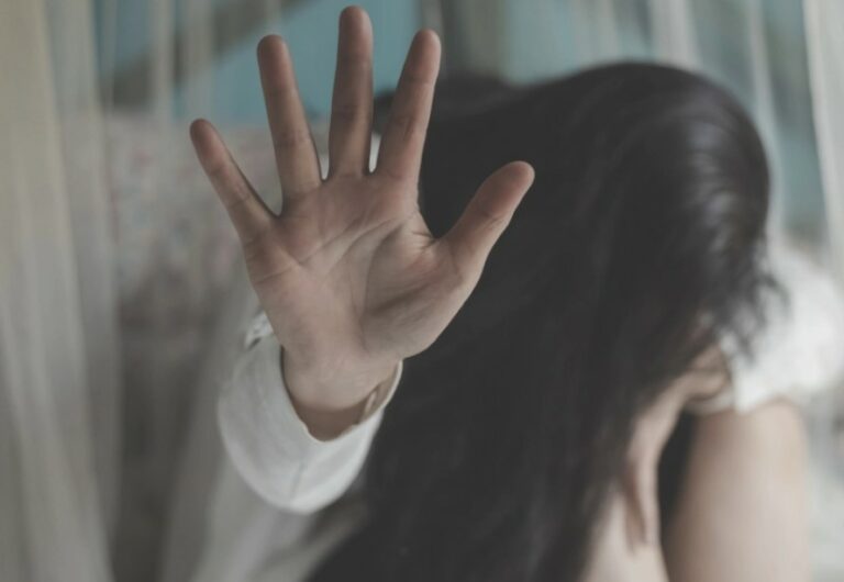 Μήνυση για ενδοοικογενειακή βία και από την πρώην σύζυγο του ποινικολόγου