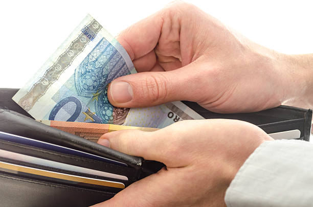 Σε ισχύ από σήμερα ο νέος κατώτατος μισθός - Οι αυξήσεις στα επιδόματα