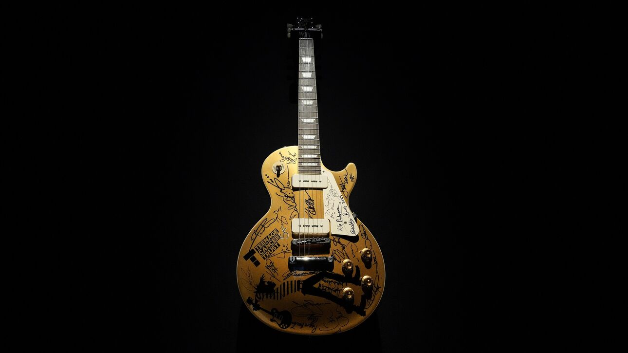 Dire Straits: Πάνω από 10 εκατομμύρια ευρώ έπιασαν οι κιθάρες του Mark Knopfler σε δημοπρασία
