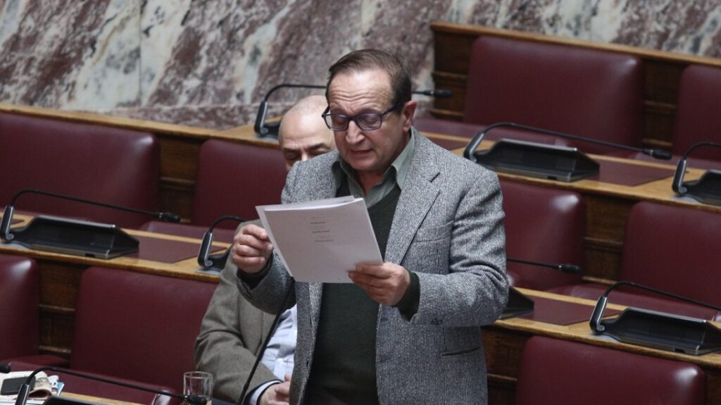 Μπιμπίλας στη Βουλή: Nα έρθει η Εκκλησία να μας πει πόσοι είναι οι γκέι ιερείς