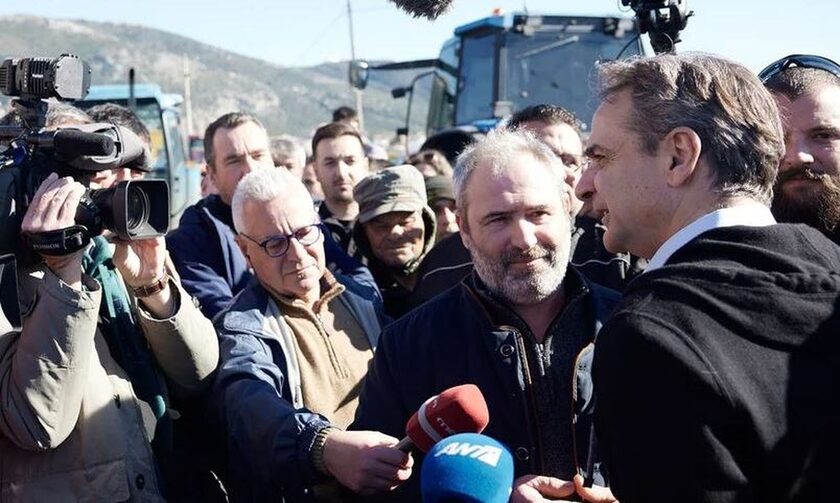 συνάντηση με αγρότες από τα μπλόκα