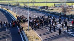 Συμβολικοί αποκλεισμοί εθνικών οδών από αγρότες