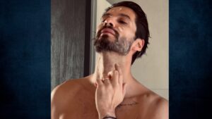 Νέο βίντεο από τον Γιώργο Καράβα: Δείχνει πως κάνει περιποίηση προσώπου στο μπάνιο του