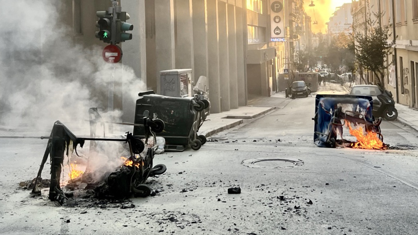 Πέταξαν μολότοφ και έκαψαν κάδους στην Αθήνα μετά το πανεκπαιδευτικό συλλαλητήριο (ΦΩΤΟ-ΒΙΝΤΕΟ)