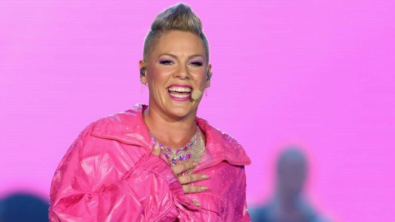 Pink: Έσπασαν τα νερά μιας ετοιμόγεννης γυναίκας σε συναυλία της - Η αμηχανία της ποπ σταρ