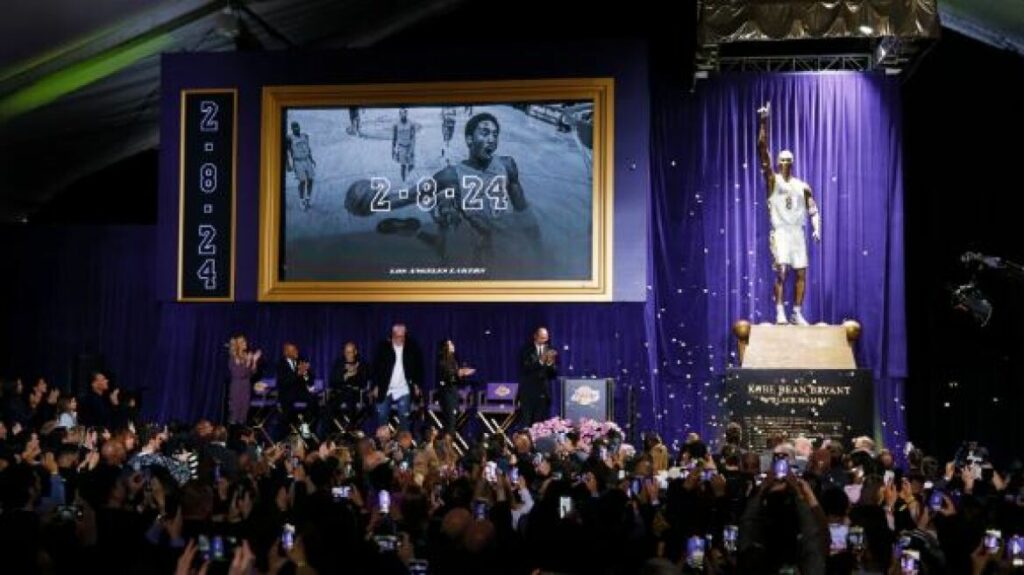 Lakers: Το εντυπωσιακό άγαλμα του Κόμπι Μπράιαντ έξω από το Staples Center