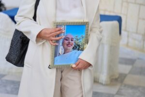 Χανιά: Ντυμένοι στα λευκά, συγγενείς και φίλοι για το τελευταίο «αντίο» στη Ραφαέλα Πιτσικάλη - Φωτογραφίες