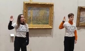 Ακτιβίστριες της οργάνωσης που βανδάλισε η Μόνα Λίζα πέταξαν σούπα στον πίνακα «Άνοιξη» του Μανέ