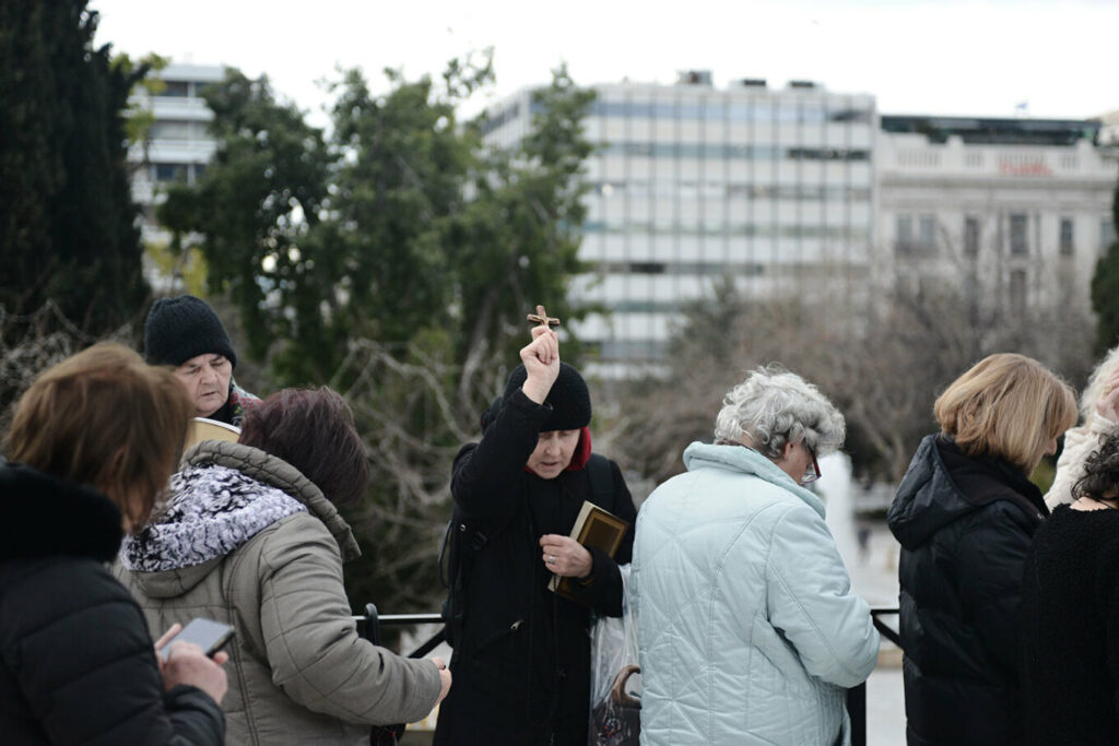 Αντικρουόμενα στρατόπεδα στο Σύνταγμα: Σταυροί και και προσευχές στη μια πλευρά - Ουράνια τόξα από την άλλη