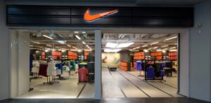 Nike: Σκοπεύει να περικόψει περίπου το 2% των θέσεων εργασίας