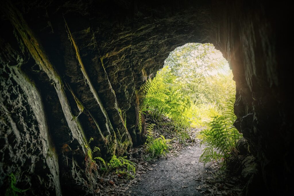 240216143101_cave-5438620_1280