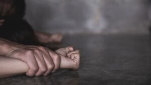 Λαύριο: 33χρονος ασελγούσε στην 13χρονη θετή του κόρη - Περίμενε να φεύγει η μητέρα της από το σπίτι