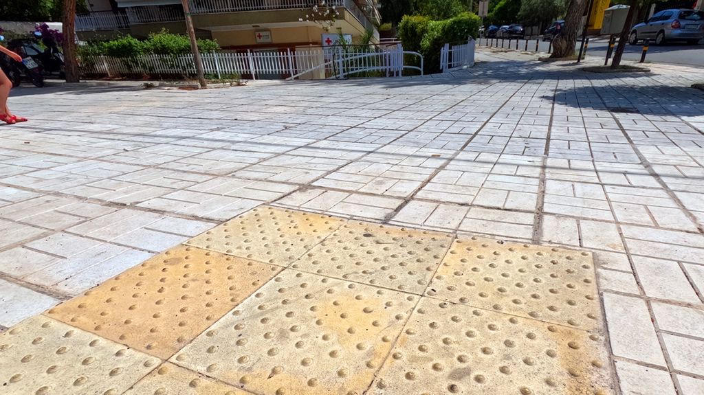 Θεσσαλονίκη κλάπηκαν πλάκες πεζοδρομίου