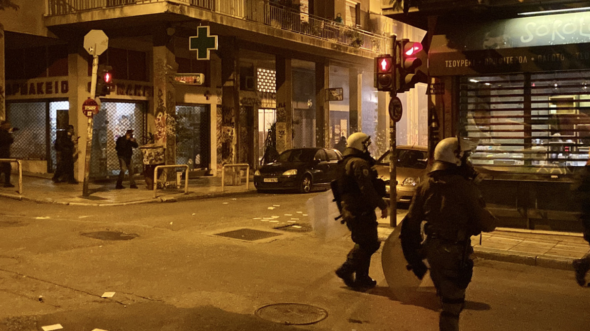 Εξάρχεια: Επίθεση με μολότοφ σε αστυνομικούς, έγιναν προσαγωγές