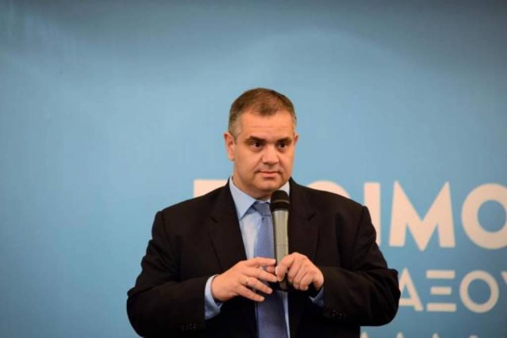 Μεταξύ άλλων, ο υφυπουργός Εργασίας διευκρίνισε ότι δεν θα κόβεται η αναπηρική σύνταξη, αν εργάζεται ο συνταξιούχος, που την λαμβάνει.