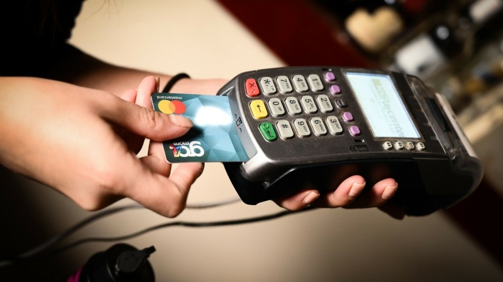 ΑΑΔΕ: Παράταση στη διασύνδεση ταμειακών - POS, μόνο σε περιπτώσεις τεχνικής αδυναμίας