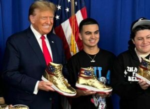Ξεπούλησαν σε λίγες ώρες τα χρυσά αθλητικά παπούτσια του Ντόναλντ Τραμπ