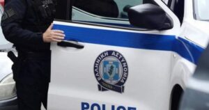 Συναγερμός στον Ασπρόπυργο: Αστυνομικός απειλεί να αυτοκτονήσει - Ταμπουρώθηκε στο σπίτι του