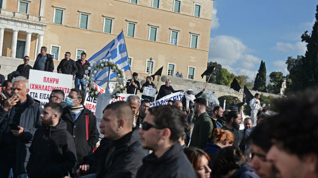 Φοιτητές, μελισσοκόμοι και υγειονομικοί διαμαρτύρονται στο Σύνταγμα - Κυκλοφοριακό χάος