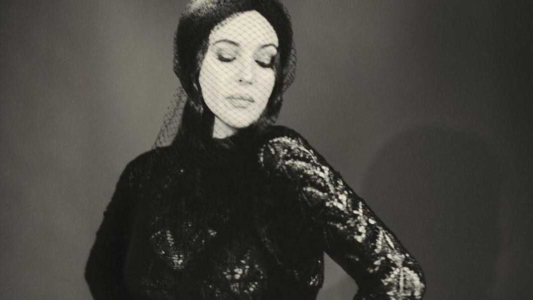 Η Μόνικα Μπελούτσι με μαύρο δαντελένιο φόρεμα και βέλο στο νέο της εξώφυλλο