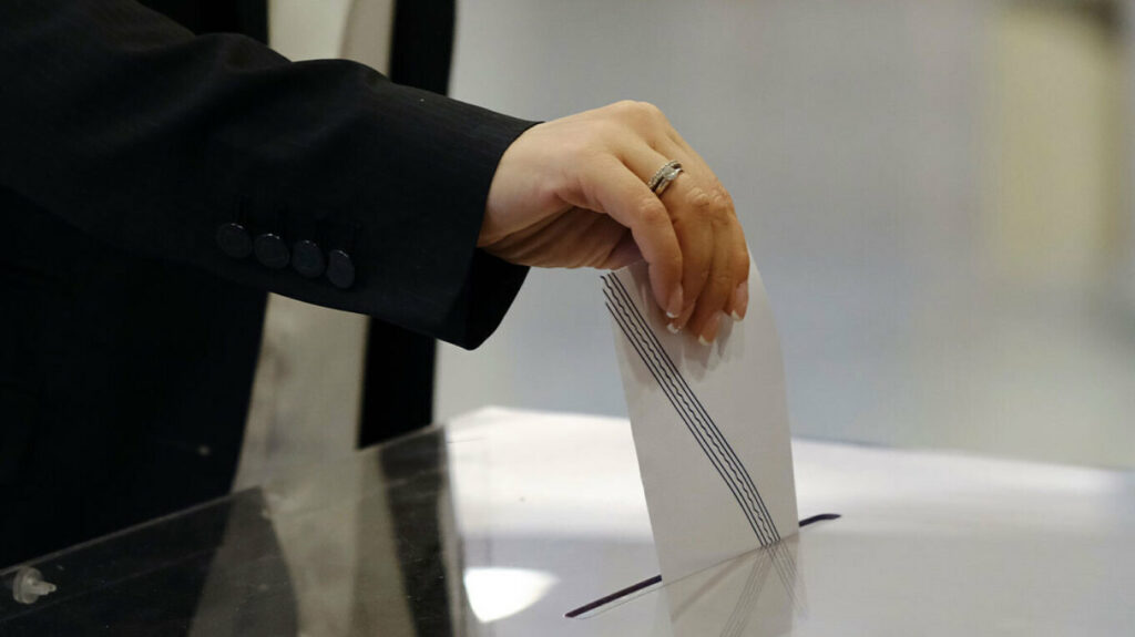 Metron Analysis: Άνοδος για ΝΔ, ΠΑΣΟΚ, ΣΥΡΙΖΑ από τον γάμο ομοφύλων - Αγκάθια η ακρίβεια και η εγκληματικότητα