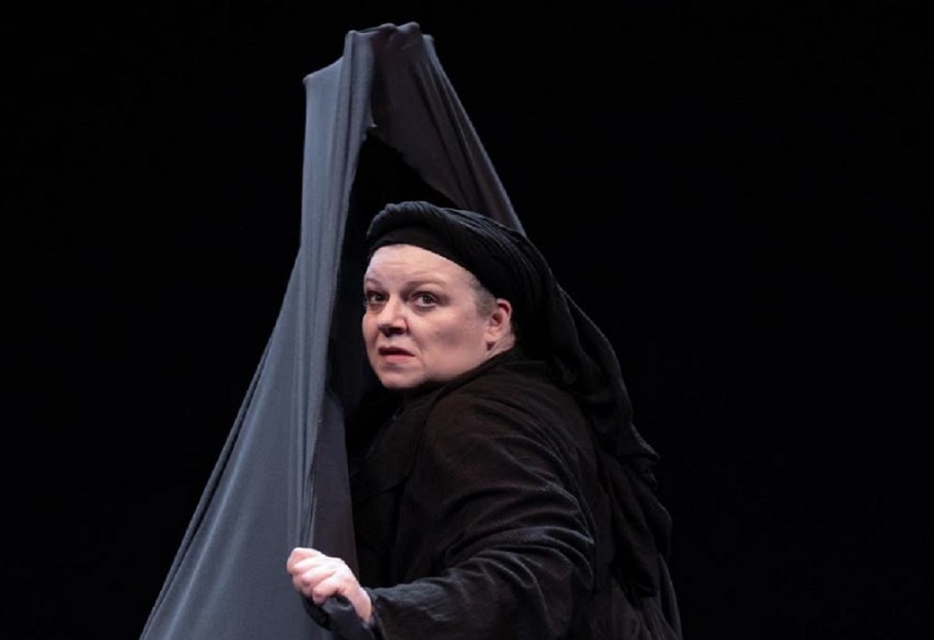 «Η Κυρά της Ρω»: Ο θεατρικός μονόλογος της Φωτεινής Μπαξεβάνη στο θέατρο Γκλόρια