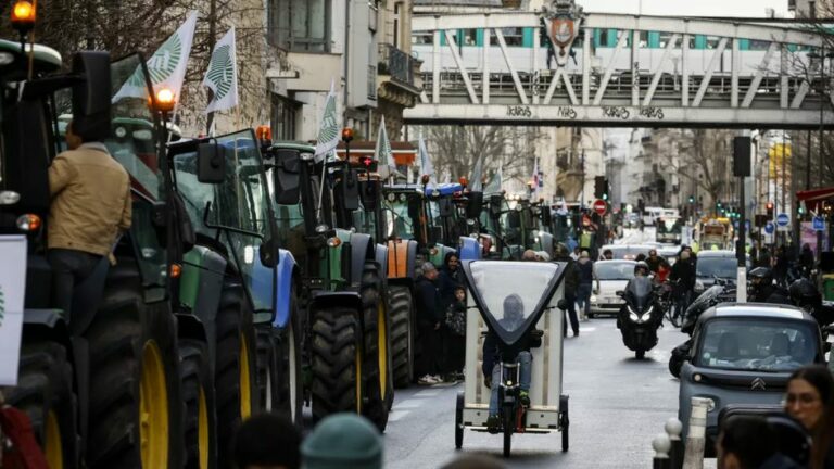 Παρίσι: Σύγκρουση αγροτών με την αστυνομία σε αγροτική έκθεση