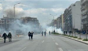 Θεσσαλονίκη: Επεισόδια στην πορεία για τα Τέμπη - Βροχή από πέτρες και μολότοφ