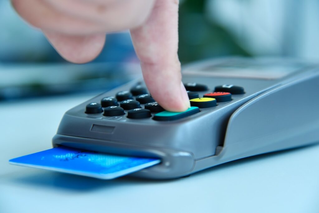 Διασύνδεση Ταμειακών Μηχανών με POS: Παράταση για 1+1 μήνα από το ΥΠΕΘΟ