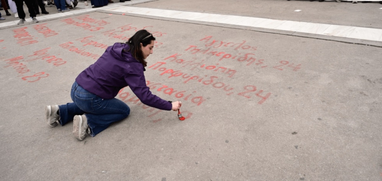 Τέμπη: Ξαναγράφουν τα ονόματα των θυμάτων έξω από τη Βουλή