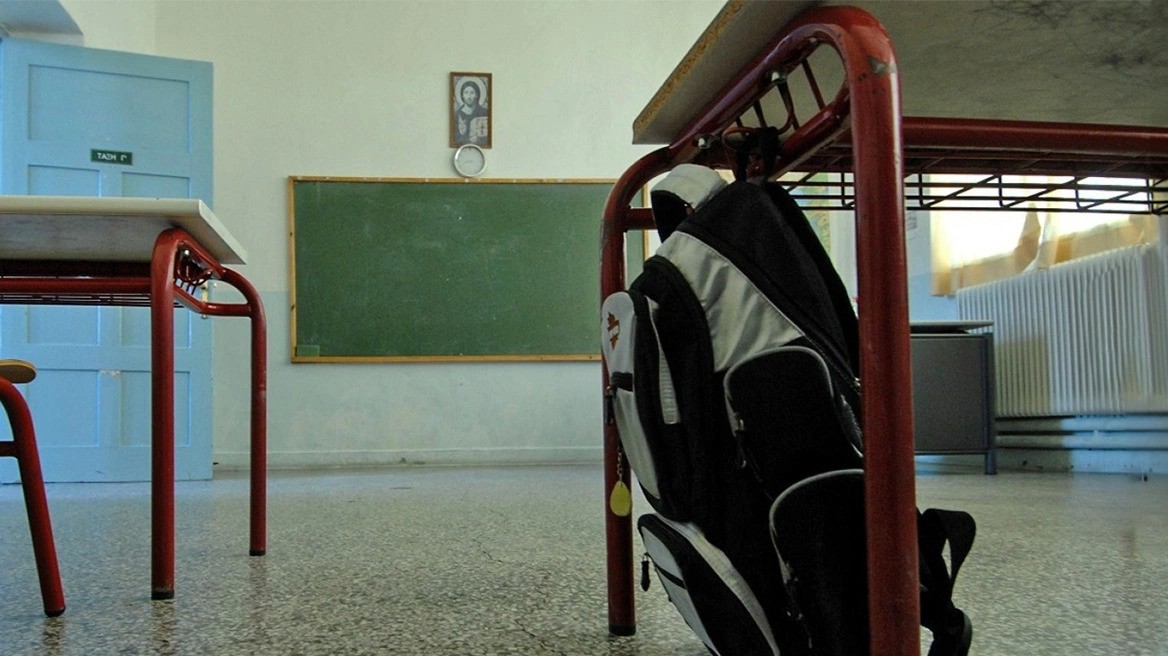 Καλύβια: Πατέρας μαθητή επιτέθηκε σε καθηγήτρια Γυμνασίου η οποία έβγαλε εκτός αίθουσας τον γιο του