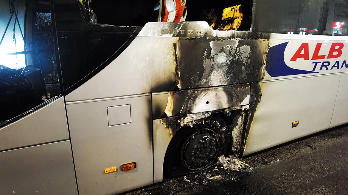 Γεωπονική: Πεδίο μάχης έγινε η Λεωφόρος Αθηνών - Έκαψαν δύο λεωφορεία και πέταγαν πέτρες σε ΙΧ