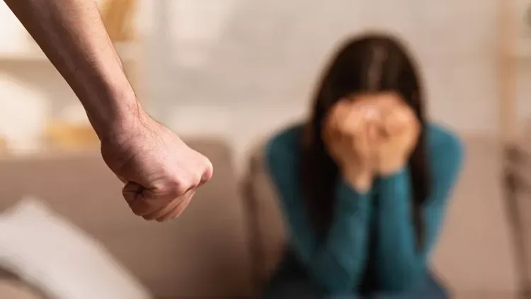 Κρήτη: Χτύπησε το κεφάλι της γυναίκας του στη ντουλάπα και την κλωτσούσε