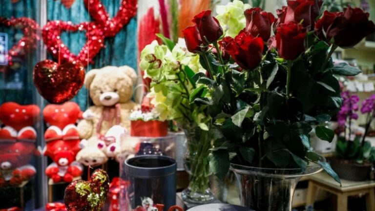 Στην «μέγγενη» της ακρίβειας η γιορτή του Αγίου Βαλεντίνου: Τριπλασιάστηκαν οι τιμές των λουλουδιών – 500 ευρώ η ανθοδέσμη