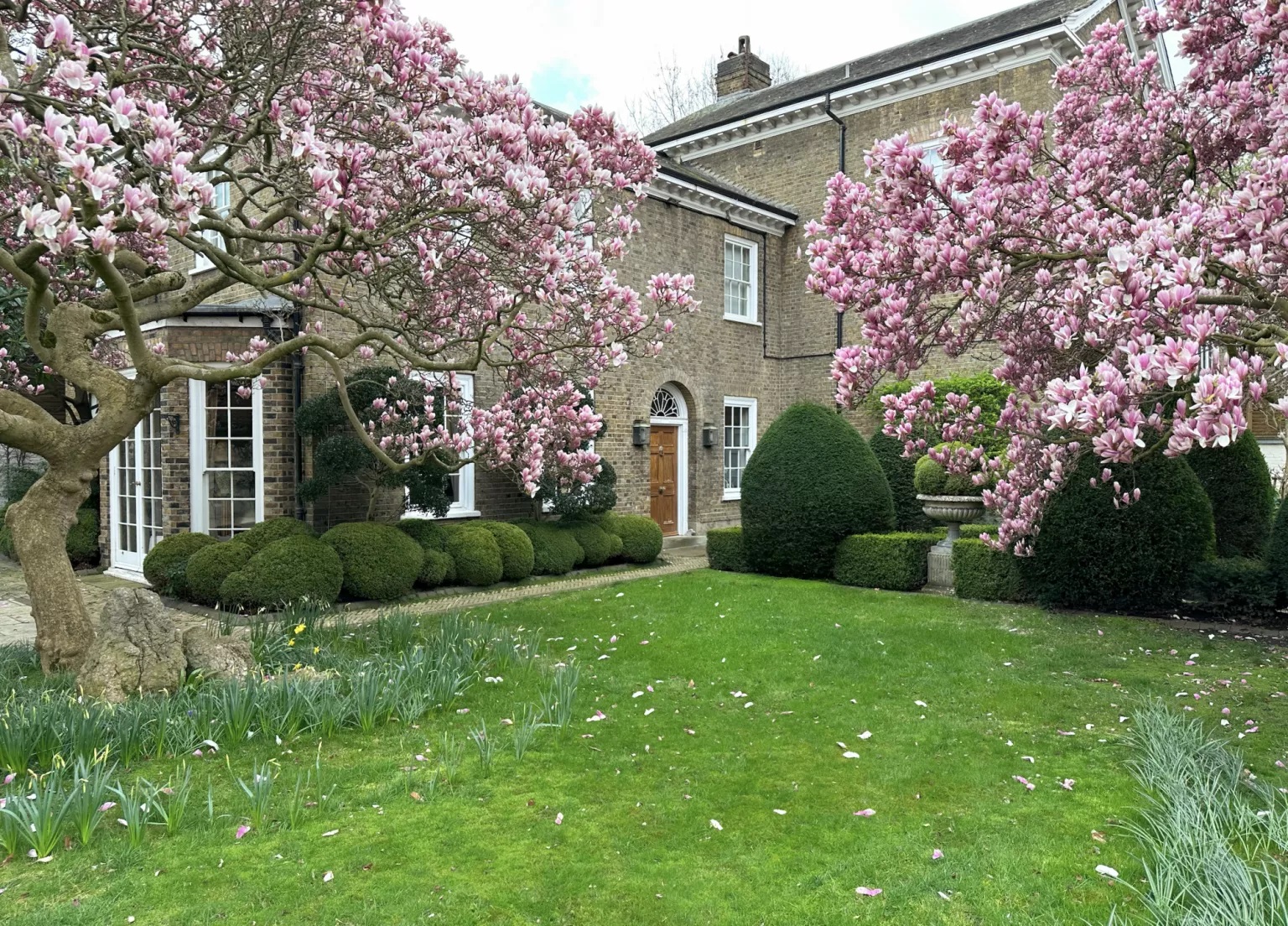 Πωλείται το πανέμορφο σπίτι του Φρέντι Μέρκιουρι στο Λονδίνο - Στα 30 εκατ. δολάρια η τιμή