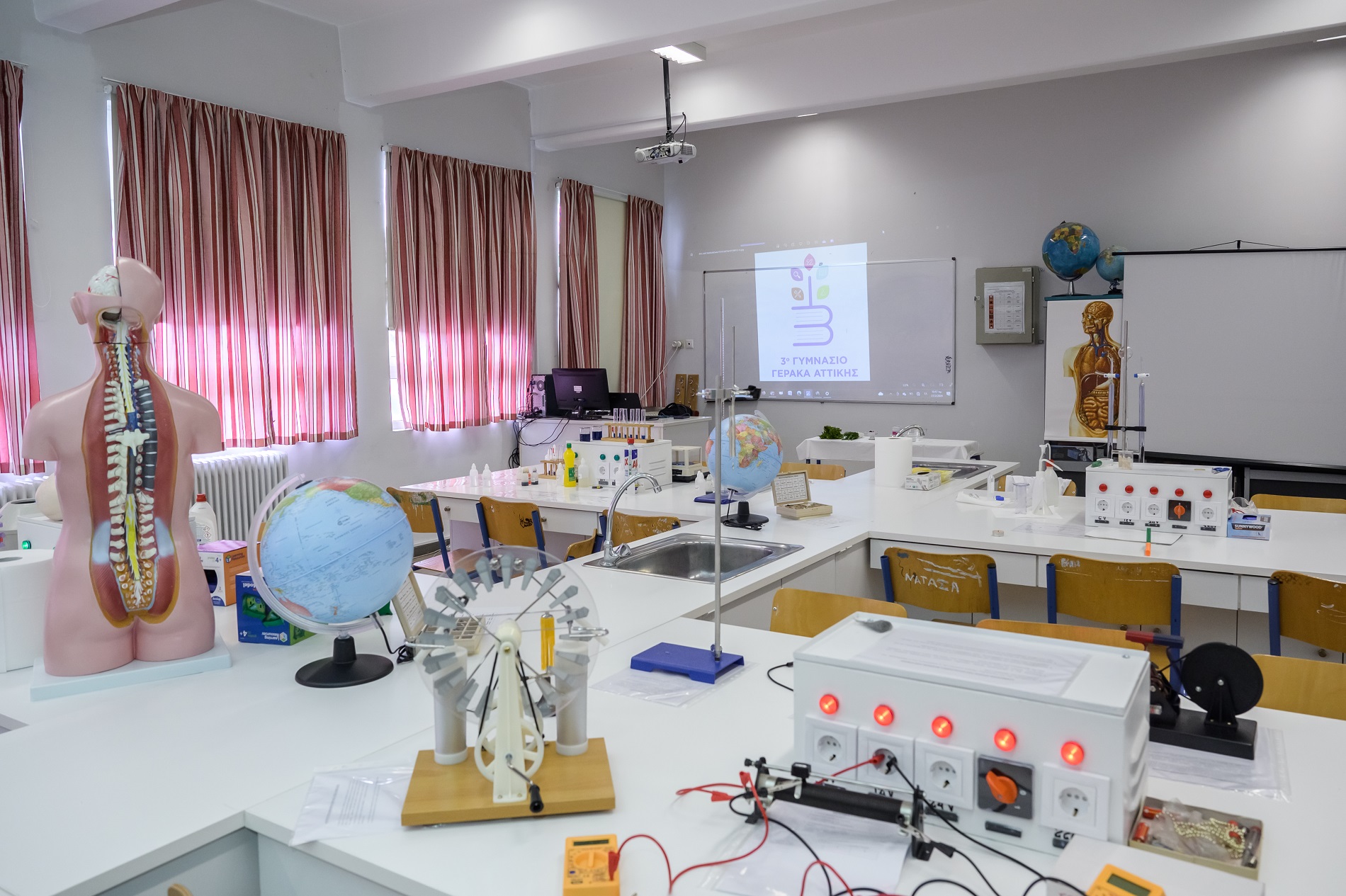 Pharmathen: Εξοπλίζει πλήρως το νέο επιστημονικό εργαστήριο του 3ου Γυμνασίου Γέρακα