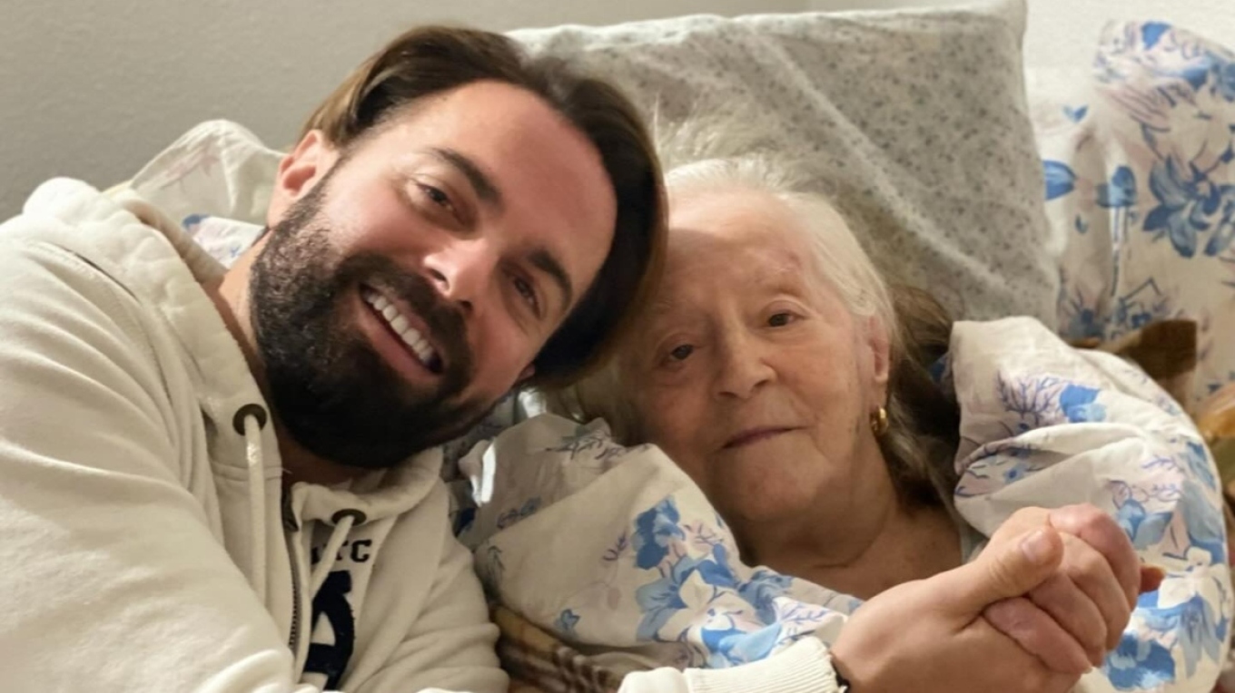 Ηλίας Βρεττός: Το συγκινητικό αντίο στη γιαγιά του που έφυγε από τη ζωή 103 ετών