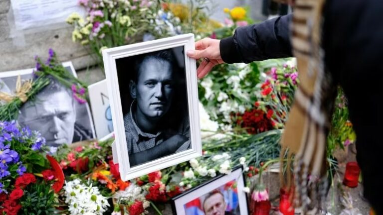 Ολοκληρώθηκε η ταφή του Αλεξέι Ναβάλνι - Oυρές Ρώσων γύρω από το νεκροταφείο