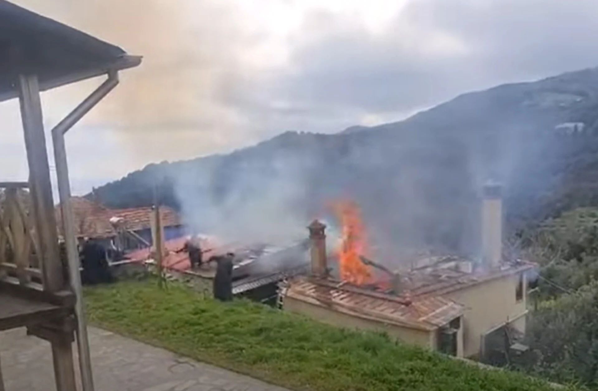 Άγιο Όρος: Σκήτη τυλίχτηκε στις φλόγες