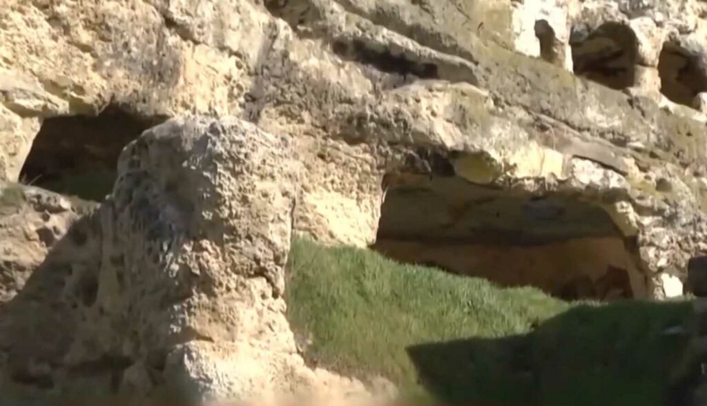 Διδυμότειχο: Πέντε οικογένειες ζουν κάτω από πρωτόγονες συνθήκες μέσα σε σπηλιές
