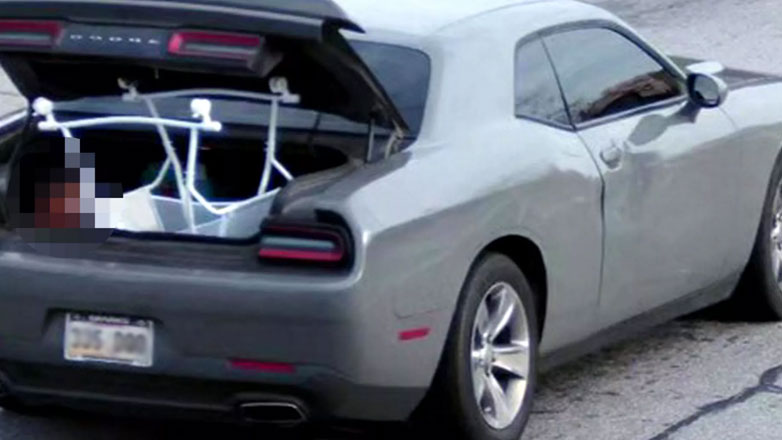 ΗΠΑ: Οδηγούσε με το γιο της μέσα στο ανοιχτό πορτμπαγκάζ για να μην πέσουν τα πράγματα